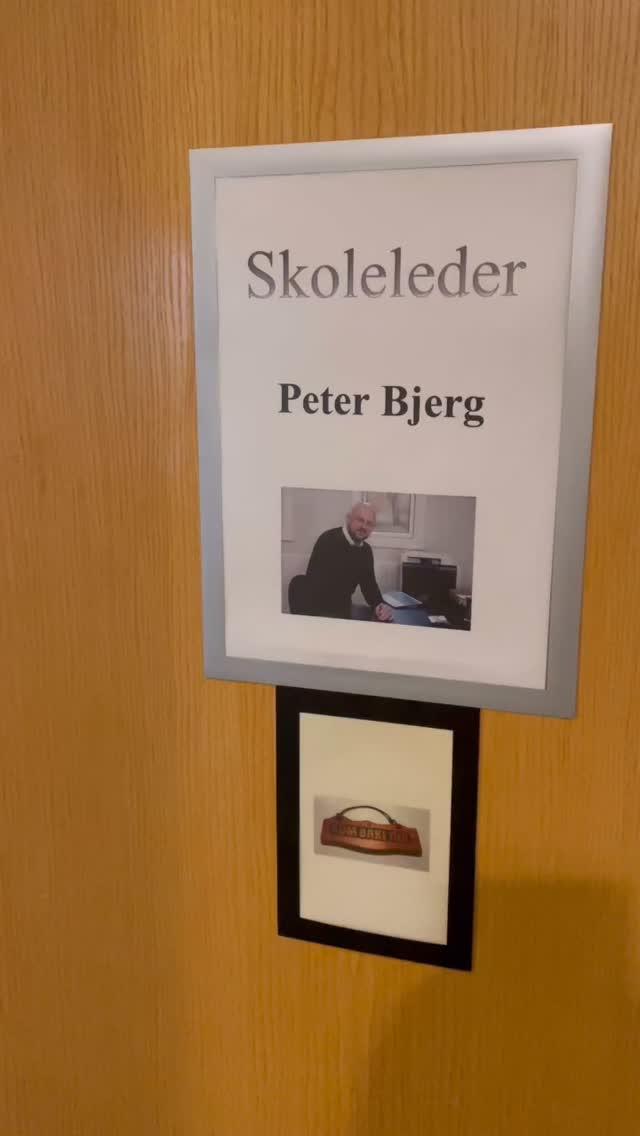 SURPRIIIISE 🥳 PRØV LIGE AT SE, hvad der mødte en morgenfrisk skoleleder på hans kontor denne torsdag 🤩🐣💛
Det var en temmelig overrasket, vildt stolt og MEGET glad Peter, der satte sig ved sit skrivebord i dag - da han havde nærstuderet en hel væg med flotte gækkebreve og søde hilsener, alle sammen lavet specielt til ham 🥰
De seneste to uger har alle skolens elever, fra de yngste til de ældste, nemlig holdt på en hemmelighed: at de har klippet og klistret og knoklet med at skrive små tekster til det, der skulle blive en gækkebrevs-hyldest-væg’ til skoleleder Peter 😃✂️💪
Hvis vi skal tro nogle af deres fine ord, så har vi en skoleder, der:
✔️ ‘er sød’
✔️ ‘er god til at fortælle historier’
✔️ ‘er imødekommende’
✔️ ‘er god til at spille guitar’
… og så har han tilsyneladende ‘et meget pænt jakkesæt’ 😁
Kæmpe tak for indsatsen alle sammen! 🙏
I har gjort både en skoleleder, en masse lærere og garanteret også jeres forældre både glade og stolte 🥰
Godt gået!!
#Gækkebrev #Hyldest #Fællesskab #HerningFriskole #etgodtstedatlæreværeogvokse