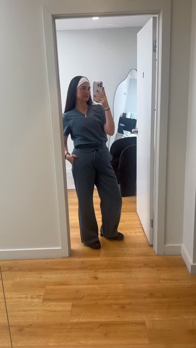 Keeping it simple clinic days are just better in @drwoofapparel
So comfortable, breathable, and easy to move in all day. Exactly what I need when I’m in back-to-back consults 🤎
#clinicdays #cosmeticnurse #scrublife #drwoof #aestheticclinic