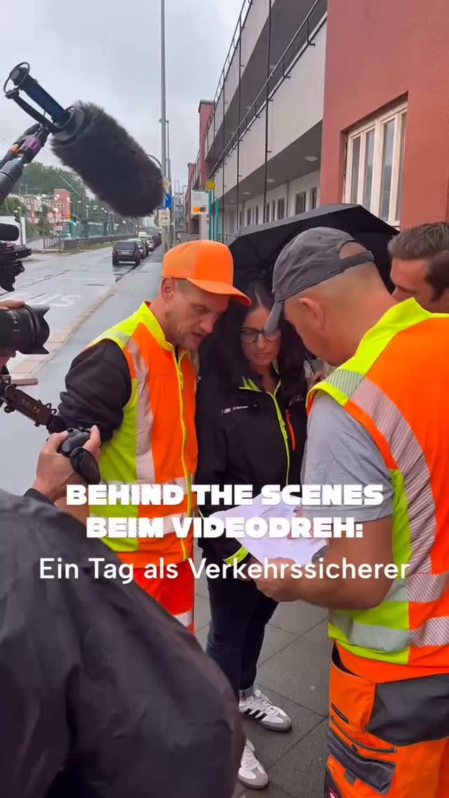 POV: Du bist Verkehrssicherer, aber plötzlich steht das Fernsehen vor der Tür. 😃
Wir werfen die Zeitmaschine an und zeigen euch noch mal die Highlights unseres Drehtags mit dem Hessischen Rundfunk im August letzten Jahres. Von wegen trockener Job, da war ordentlich Action angesagt! 💥
Den ganzen Beitrag gibt’s natürlich auch zu sehen: 👇 Kommentiere VERKEHR und wir senden dir den Link zu!