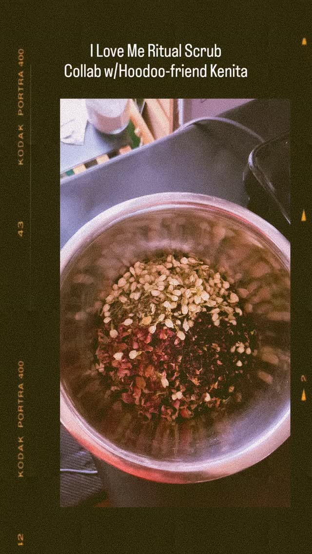 I Love Me Ritual Scrub - a spirit restoring , self-love and attraction gathering act of magik and self-care.
1. Prep your space - warm water (bath or shower) and grab your I love Me scrub. (Recommending a Muslin bag if using in the bath)
2. Steep the blend if taking a bath
3. Set your intentions - breath deep and speak empowerment, affirming your self-love, make it loud enough it manifests in real time - bring attraction into yourself.
4.After Care - pat your skin dry, dispose the herbs and if you used a Muslin bag in the bath, rinse it for reuse
Herbs: dalmatianiana, Holy Basil, Skullcap, Rose, Jasmine, Hibiscus
Exfoliant - twice ground sugar (safe for sensitive skin areas)
I make scrubs keeping disabled hoodoos like myself in mind(e.g. physical limitations, personal time constraints, not having a tub)
Made in collaboration with @earthshine_apothecary reimagining their ILM ritual bath blend