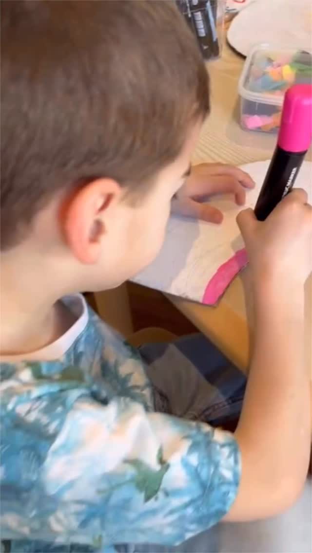 🇬🇧🌈 Giant rainbows and overflowing pots of gold for our St Patrick’s Day atelier @berlis_coffee yesterday ✨☘️
The kids cheered the colours they wanted in English to personalise their creations. Very proud of these amazing artists, BRAVO!! 🙌🏻💪🏼🌟
As this workshop sold out, and others weren’t able to make it, I now prepare extra creative packs for children who miss out 🎨
One parent shared that the packs helped her little ones keep the creativity going at home - and happily busy for an hour afterwards 🤩 (a little moment of calm is always welcome ! 🤍)
💡 So if you can’t book these workshops in time or are busy, I’ve got you covered 😎 Themed creative packs are now available on request.
🌸 Will share dates for new sessions soon!
—
🇫🇷🌈De grands arcs-en-ciel et des pots débordants d’or pour notre atelier de la Saint-Patrick hier chez @berlis_coffee ✨☘️
Les enfants ont choisi et annoncé leurs couleurs en anglais pour personnaliser leurs créations. Très fière de ces artistes incroyables, BRAVO !! 🙌🏻💪🏼🌟
L’atelier était complet, et certains enfants n’ont pas pu participer, alors j’ai préparé des packs créatifs supplémentaires pour eux 🎨
Une maman m’a confié que les packs ont permis à ses enfants de prolonger la créativité à la maison - et qu’ils sont restés occupés pendant une heure 🤩 (un petit moment de calme toujours bienvenu 🤍)
💡 Si vous ne pouvez pas réserver à temps ou si vous êtes occupés, j’ai pensé à vous 😎 Des packs créatifs à thème sont disponibles sur demande.
🌸 Nouvelles dates bientôt disponibles !