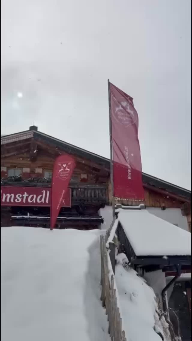 ❄️ Neuschnee
🎿 Super Pistenverhältnisse
🍟 Almstadl & Wagrainerhaus geöffnet
Wir haben nochmal Neuschnee bekommen & haben für euch noch bis Ostern geöffnet!
Ab morgen soll die Sonne wieder zurück kommen.
Perfekte Frühlingsskifahr-Bedingungen, Vormittags auf der Piste⛷️, Nachmittags auf unserer Sonnenterrasse ☀️
PS. Wir haben auch noch freie Zimmer & freuen uns über deine Anfrage unter info@almstadl.at oder info@wagrainer-haus.at ODER unter 0043(0)6413/7444 ☺️🛏️🔑