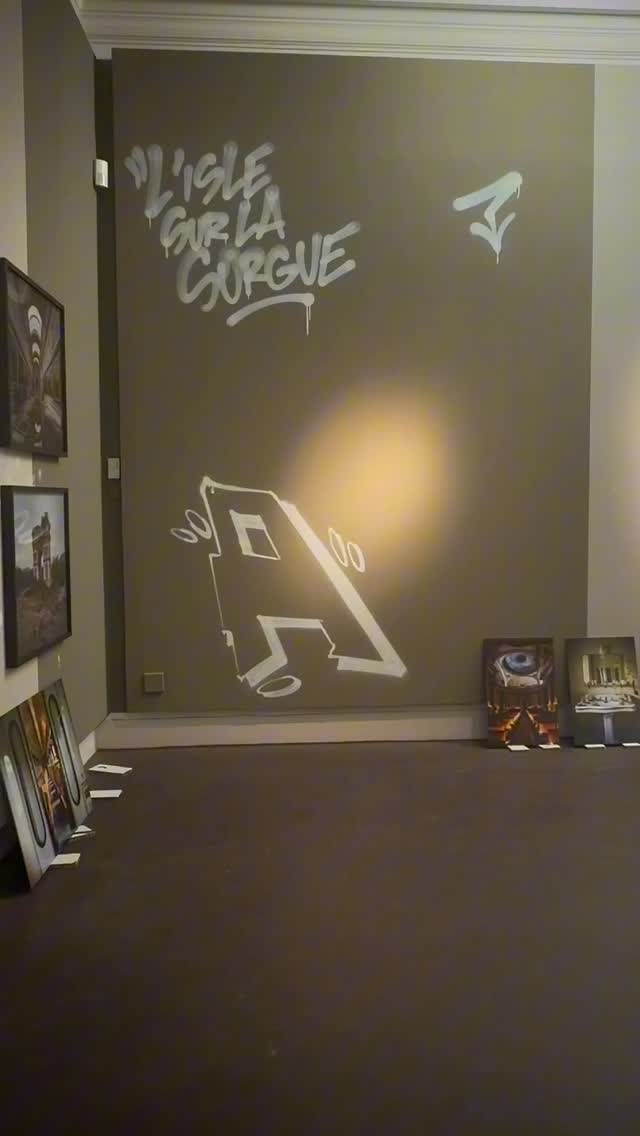 EXPOSITION PRÉSENCE
Révélant l’imperceptible et évoquant une PRÉSENCE sensible et imagée au cour des espaces d’exposition, les œuvres de 26 artistes d’origines et de générations diverses, réhabilitent ici une esthétique, comblent peut-être un manque, ou font renaitre le souvenir évanescent des lieux de mémoire. En sollicitant une réflexion sur notre relation aux autres et à soi, cette exposition convie à la découverte de réalités cachées, ouvre de nouvelles fenêtres et nous tend un miroir.
© Florent DEVAUCHEL - N•54 @florent.devauchel
04.04 - 04.10.2026
@villedelislesurlasorgue
#exposition #campredon #présence #islesurlasorguetourisme #suddefrance