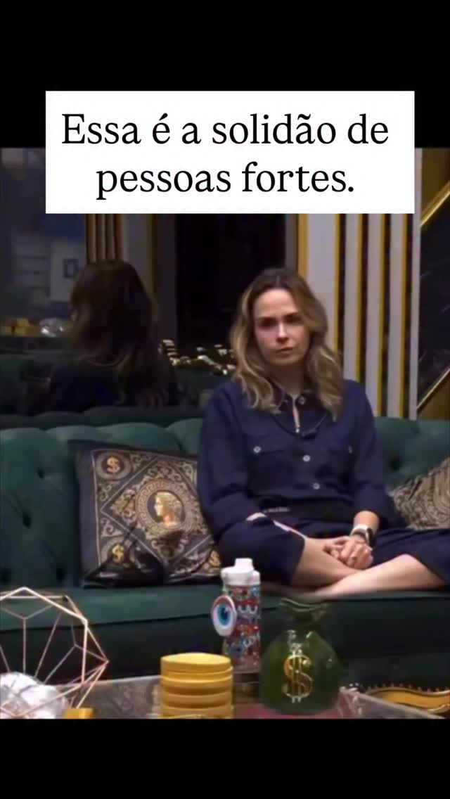 A solidão das pessoas fortes.
Trata-se do sujeito que sustenta para todos a posição de força, amparo e justiça, tornando-se naturalmente convocado nas urgências alheias, enquanto sua própria necessidade de cuidado permanece encoberta na relação dialética que o fixa como aquele que protege, produzindo uma experiência persistente de solidão.
O efeito psíquico é a solidão acompanhada de sobrecarga emocional. O sujeito tende a recalcar a própria vulnerabilidade, desenvolvendo dificuldade de pedir ajuda e de reconhecer limites internos. Pode emergir exaustão afetiva, sensação de invisibilidade e um sentimento persistente de não ser verdadeiramente visto. Em alguns casos aparece irritação silenciosa, culpa por desejar cuidado e medo de perder valor caso abandone a posição de sustentação. Essa configuração mantém o ciclo ativo e reforça a repetição do lugar que o isola justamente quando ele mais necessita de acolhimento.
#bbb #bbb26 #anapaularenault #solidao