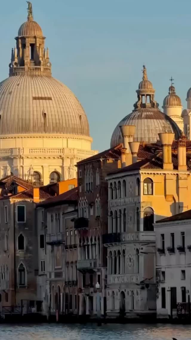 Venice. New addresses to discover in 2026
Five exceptional hotels reveal a more private, intentional side of Venice — from hidden palazzi to secluded island retreats.
Your personal travel-curator at UNIQUELUXURY.TRAVEL will thoughtfully arrange every detail — simply write to us in direct.
Video: @airellesvenice @orientexpress.venezia @fsvenice @belmondhotelcipriani @sanclementepalace_venice