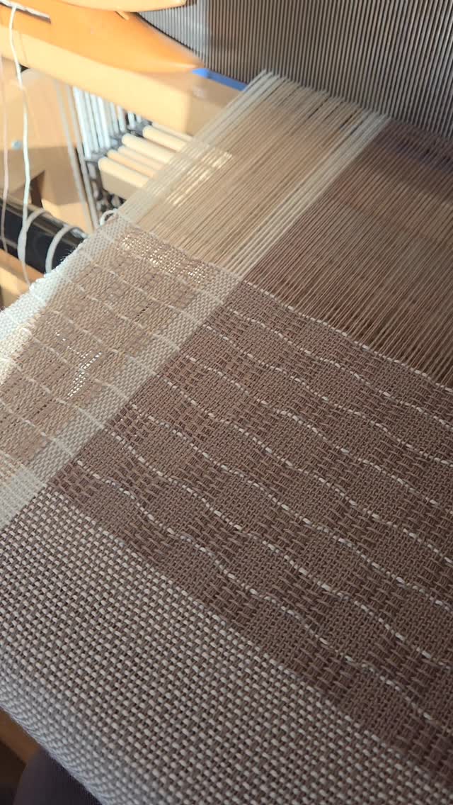 Little borders should wiggle with the fabric after being wet finished.
#sunriselodgefiberstudio #weaversofinstagram #weaving #handweaving #msandosweave