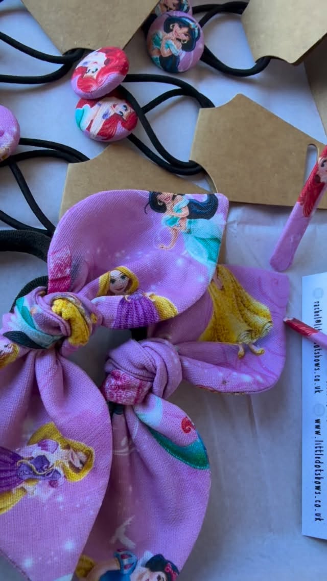 🔥 TENNER TUESDAY 🔥
This offer is on the Pink Princess Fabric*
Slim Bow Headband, 2 Knotbow Bobbles and 4 pairs of button bobbles! Value is over £20 but today this set is just £10
Comment Below to Order 👇🏻
*fabric placement varies so the placement of the princesses on the products will be different to what’s photographed. If your child has favourites- add this to your comment and I’ll try and make sure I make it to include their fav princesses.
