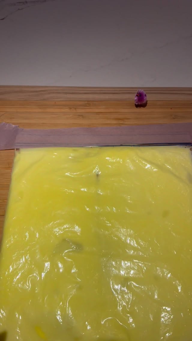 Tu veux lui proposer de la peinture…
mais pas le stress ni le bazar qui va avec 😅
Je sais à quel point c’est frustrant.
Tu veux bien faire, proposer des activités à ton enfant, stimuler ses sens…
mais entre le manque d’idées, la fatigue et le nettoyage derrière… tu abandonnes.
Et pourtant, c’est exactement dans ces moments simples que ton enfant apprend le plus 🤎
Ici, on garde :
✨ le plaisir
✨ la découverte sensorielle
✨ la motricité fine
✨ le moment calme
… sans aucune tache.
C’est exactement le type d’activité que je crée chez Child & Home pour aider les parents à remplacer les écrans par des moments simples, doux et accessibles à la maison 🌿
💌 Commente MOUSSE et je t’envoie l’activité complète en message privé
✨ Le PDF est aussi disponible sur mon site avec toutes les explications
👉 viens découvrir le nouvel univers Child & Home (DIY, idées simples, jeux, nouveautés…)
#activitéenfant
#montessorimaison
#activitesansécran
#mamansfatiguées
#développementenfant