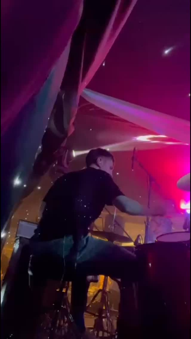 Want a sneak peak from the back? Here’s Greg with drum-cam activated to show you his HIIT workout. 120 minutes, 140 BPM, and one very confused Apple Watch 💪🏼🥁 .
.
.
.
.
#drummer #drumcam #partyband #weddingband #livemusic