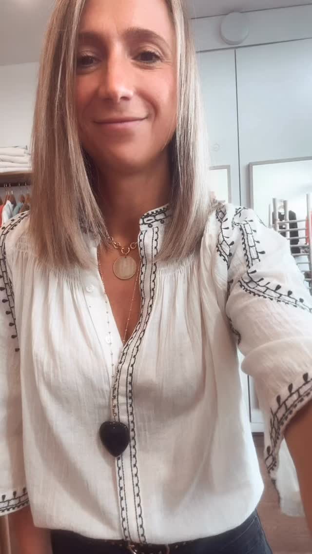 Look du jour: Blouse 100% coton Leandra écrue 89,90€ - Jean Sonny gris 69€ - ceinture cuir 45€ - Sautoir cœur plaqué or et agate noire 59€ - collier Lagos plaqué or 125€ #look #lookoftoday #filledavrilboutique #bijouxcreateur #blouseécrue