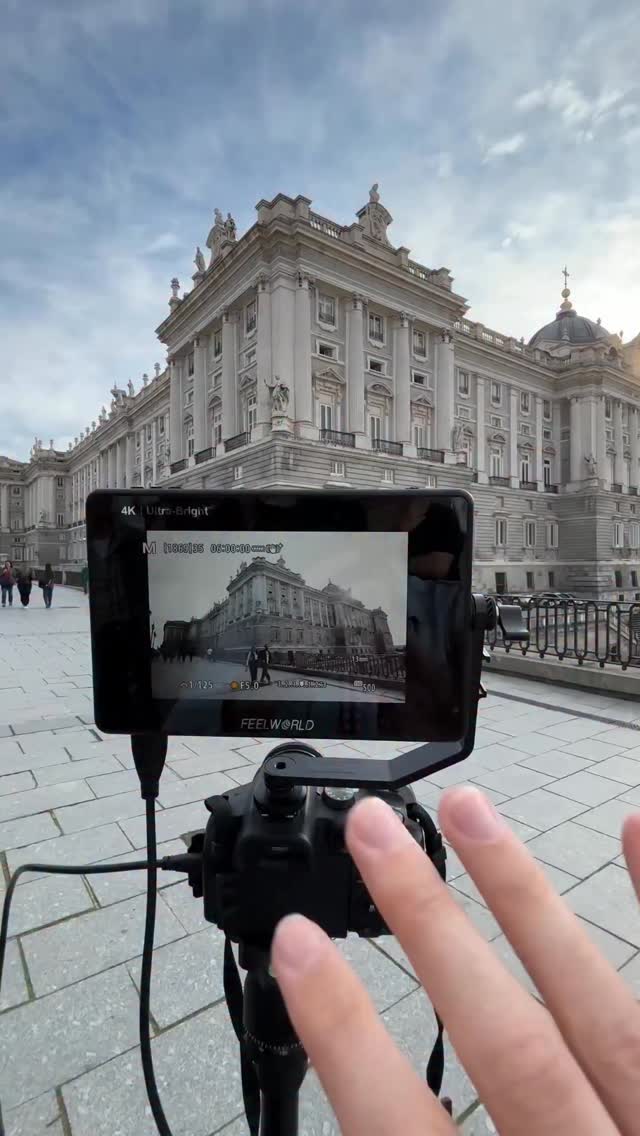 Ayer estuvimos en el Palacio Real de Madrid creando imágenes donde jugamos a contraponer lo eterno y lo efímero: la solidez del edificio frente al flujo constante de personas que lo atraviesan. Lo estático frente al movimiento. Lo inmutable frente al paso del tiempo.
Para conseguir este efecto hemos trabajado con una velocidad de obturación de 0,5 segundos, permitiendo que la vida se desdibuje mientras la arquitectura permanece.
Porque a veces fotografiar no es solo capturar un lugar, sino interpretar lo que ocurre en él.
#tipsdefotografia #clasesdefotografia #fotoscreativas #tutorialfotografia #fotografia