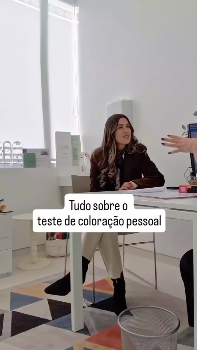 Há descobertas que vão muito além da imagem… e esta foi uma delas 🤍
A Carolina tem uma paixão clara pela moda e pela beleza… mas quando aprofundamos contraste, temperatura, profundidade e intensidade, tudo ganha um novo nível de intenção.
As cores deixam de ser apenas bonitas e passam a trabalhar a favor da sua presença, da sua energia, da forma como se expressa… e iluminam a sua beleza de forma natural.
Descobriu a sua cartela, as combinações que elevam cada look, as cores de maquilhagem que realmente a favorecem e as tonalidades de cabelo que respeitam a sua identidade. E com a análise de íris, conseguimos afinar ainda mais cada detalhe.
Conta-nos nos comentários… que cartela de cores achas que é a da Carolina? ✨
#consultoriadeimagem #imagempessoal #coloracaopessoal #analisedecor #carteladecores
