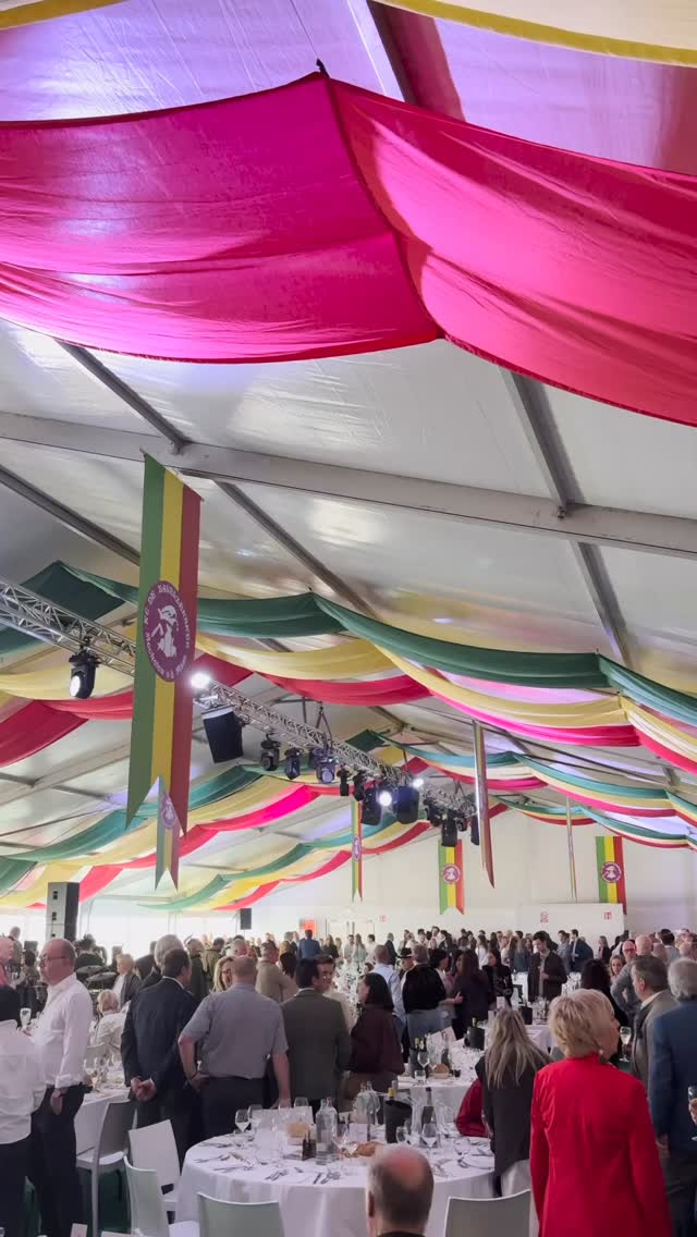 Dit was ZIP 2026.
Maar liefst 639 enthousiaste gasten aan tafel en 48 medewerkers van Park Ven die samen alles in goede banen leidden.
Een avond vol energie, sfeer en sterke catering op het ZIP event in Maasmechelen.
Dank aan iedereen die dit mee mogelijk maakte.
En een extra merci aan @laurens_jansen_ , één van onze eigen teamleden, voor het filmen en monteren van deze aftermovie.
Wie was er die avond ook bij?