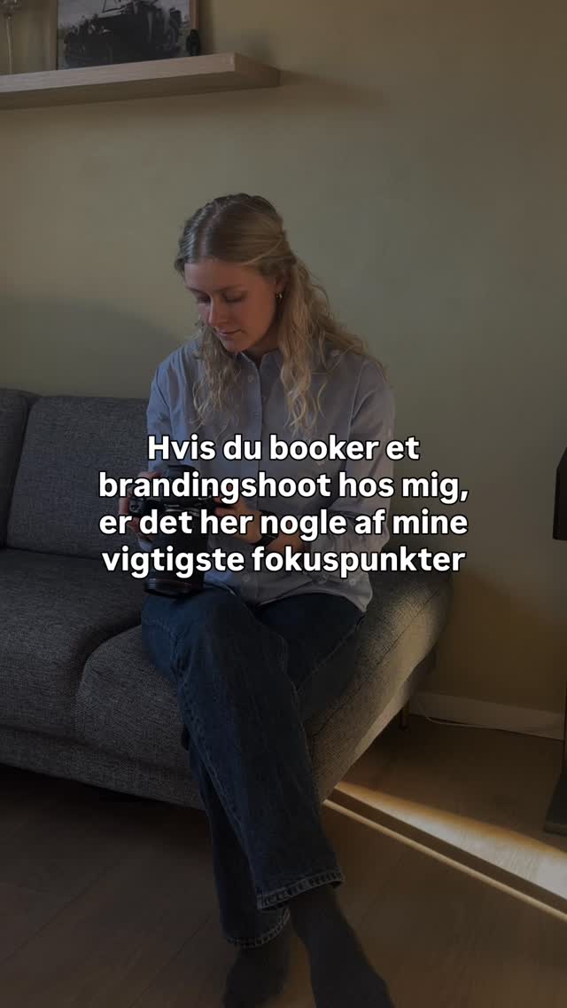 Vi går bare lige til sagen 😉👇🏼
1️⃣ Vi kan lige så godt få så meget varieret billede- og videomateriale ud af det, når nu vi er her alligevel og har sat tid af til det.
2️⃣ Mine billeder og videoer skal fungere som et visuelt fundament for dig. Noget du kan bygge videre på og som kan arbejde for dig og din virksomhed.
3️⃣ Dine billeder/videoer skal signalere tillid, kvalitet og troværdighed.
4️⃣ Du skal modtage materiale, du kan bruge aktivt i din markedsføring og branding - ikke bare noget der pynter - men noget der virker.
5️⃣ Jeg vil altid snakke for, at video skal være en del af pakken (ved de fleste af mine pakker er det allerede inkluderet). Det VIRKER!
6️⃣ Det er vigtigt for mig, at du er tryg ved hele processen. Det gælder alt ligefra planlægningen til udførelsen og vejledning undervejs.
7️⃣ Jeg har opdaget, at friske branding billeder og videoer også gør, at du begynder at dukke mere op, kommunikere tydeligere og står stærkere i din rolle som virksomhedsejer/selvstændig.
👉🏼Jeg tager ikke bare pæne billeder.
Hos mig får du en strategisk handleplan og billeder/videoer der gør din markedsføring og branding lettere, stærkere og mere troværdig.
Ledige tider fra april og frem 🌿