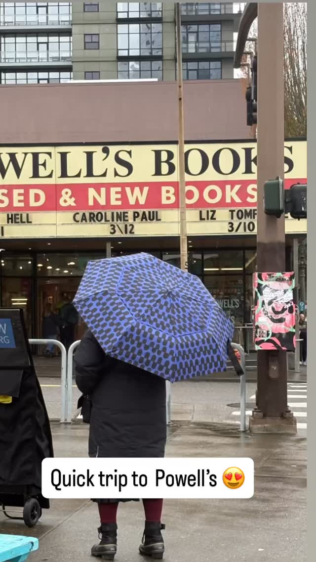 Quick trip to Powell’s. Only bought one book (restraint!) and a T-shirt. Got a little lost but loved every minute 🖤
#dollparts #bookstagram #powellsbooks #dollpartsbook #sourcebookslandmark