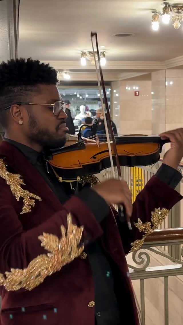 Wish I got paid per note😂
Guess how many I played… dinner’s on me!
🎥: @backstagepasswithliachang: Dr. Edward W. Hardy performs ‘Summertime’ in his “Subway Series” @grandcentralnyc on Saturday, March 14, 2026.
#summertime #violintechnique #livemusic #improvisation #violin
Where Sound Speaks.