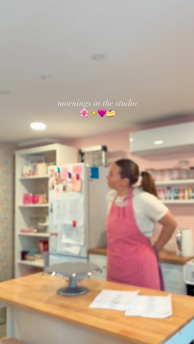 busy friday in the studio making all your cakeeeees 🍰
to enquire about a custom order for cupcakes, cakes or cookies pop me a message or fill the form out on my website xxx
