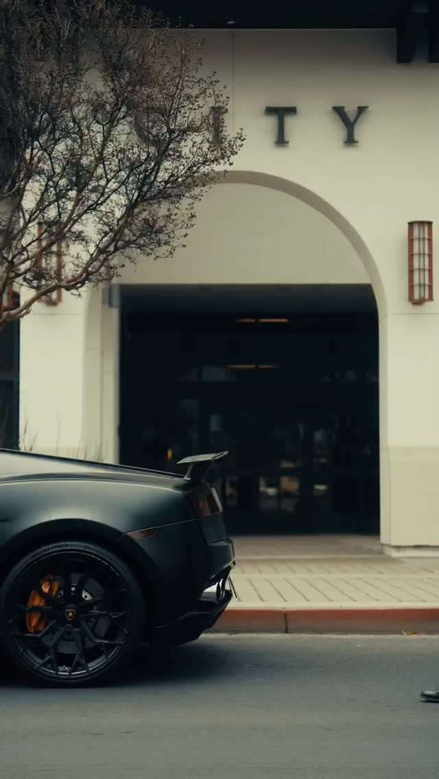 He didn’t stop for attention.
He simply walked…
and the world adjusted.
No noise. No effort.
Just presence.
Because true elegance doesn’t perform —
it passes through… and leaves a mark.
Versão com mais impacto (Reels/TikTok)
Not everyone is meant to be noticed.
Some are meant to be remembered.
#unitedkingdom
#unitedkingdom
#luxurylifestyle
#fashion
#unitedkingdom🇬🇧