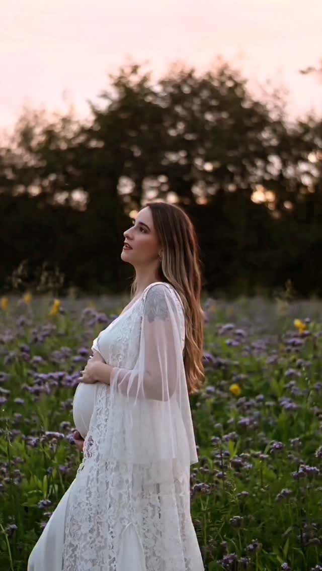 ... und das heißt nicht, dass dieses Traumkleid nur für Babybäuche gedacht ist. ✨
Ich liebe es, wenn Mode wandelbar ist. Dieses wunderschöne Boho-Lace-Kleid aus meinem Kundenkleiderschrank passt nicht nur werdenden Mamis perfekt, sondern sieht auch an Frauen ohne Babybauch oder frischgebackenen Mamas (deren Wunder schon ein paar Monate alt ist) einfach zauberhaft aus.
Es umspielt die Figur so sanft, dass man sich sofort wohlfühlt – und genau das möchte ich für euch: Dass ihr euch beim Shooting entspannt und wunderschön fühlt, egal in welcher Phase eures Mama-Seins ihr gerade steckt. 🤎
Ihr habt Bock auf genau solche magischen Erinnerungen in diesem Look? Meldet euch bei mir! Ob draußen in der freien Natur (wie hier im Video), irgendwo urban in der Stadt oder an einer Location, die ihr vorschlagt – ich bin für alles offen.
Ich freue mich darauf, eure Geschichte hier im Ruhrpott und Umgebung einzufangen. Lasst uns gemeinsam Erinnerungen schaffen, die bleiben. 👇
Schreibt mir eine Nachricht oder bucht euren Termin direkt über den Link in meiner Bio!
.
.
P.s. Dieses Video habe ich selbst vor einigen Jahren gedreht. Mit meiner Nikon z6ii
Wie findet ihr es?
.
.
The-mirror-box@gmx.de
www.the-mirror-box-photographie.de
