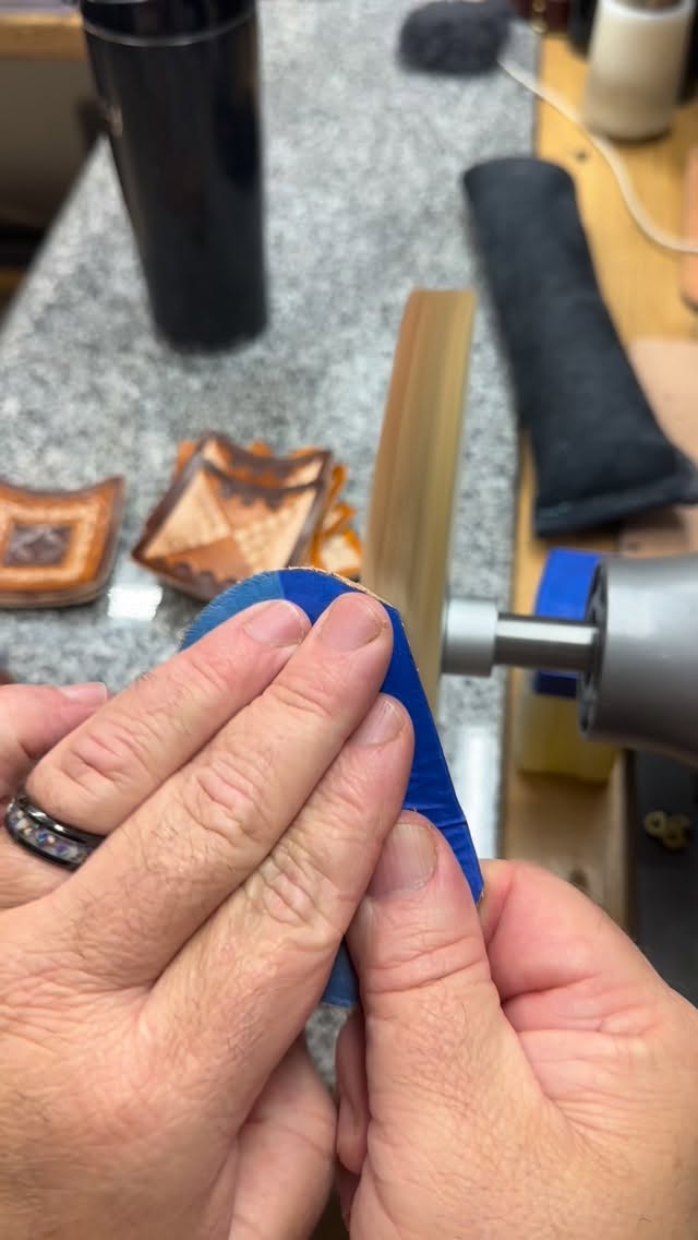 Buffing shit: taking a minute to buff before oiling adds a lot to the finish product. Don’t skip these little steps that really matter!
#buff #leathershit #Showyourwork
