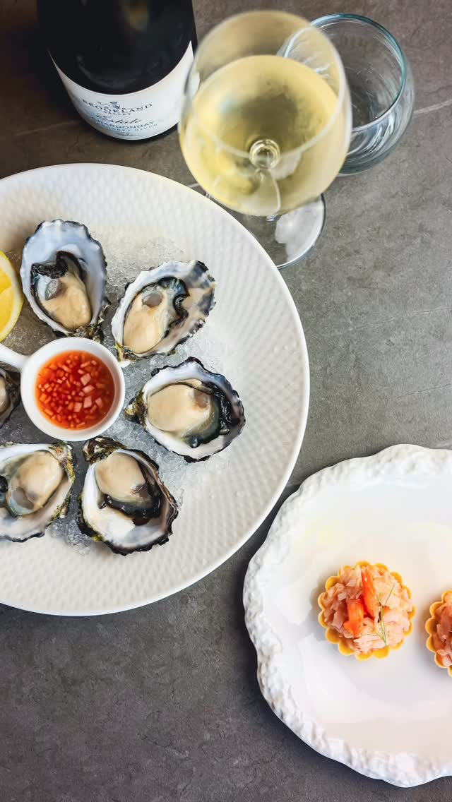 At Bellezza,
we’re always serving fresh oysters, shucked to order 🦪
Clean, briny, and as fresh as it gets — best enjoyed with a chilled glass of Chardonnay on the side 🍷
Simple, classic, and always a good way to start your evening.
#melbourneeats #malvernrestaurants #seafoodlove #melbournerestaurants #eatmelbourne