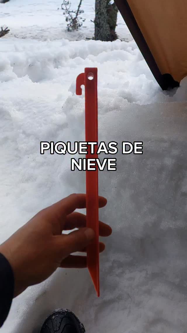 Las piquetas de nieve son una gran herramienta para los entornos nevados.
.
Quien ha probado a montar un refugio o tienda en estos entornos, sabe bien que las piquetas tradicionales no van demasiado bien.
.
Tambien se puede apañar si hay ramas secas en la zona.
.
#montaña #supervivencia #nieve