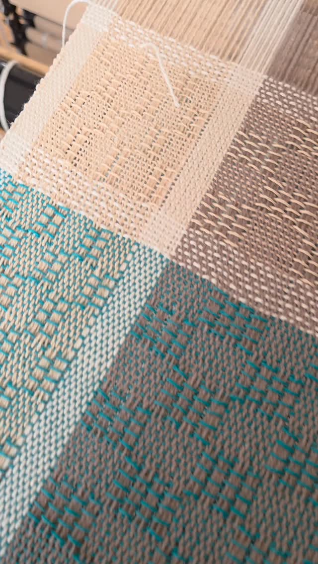 Green with beige! I can't wait to get these off the loom to see the M's and O's squish together!
#sunriselodgefiberstudio #weaversofinstagram #weaving #handmade #msandos