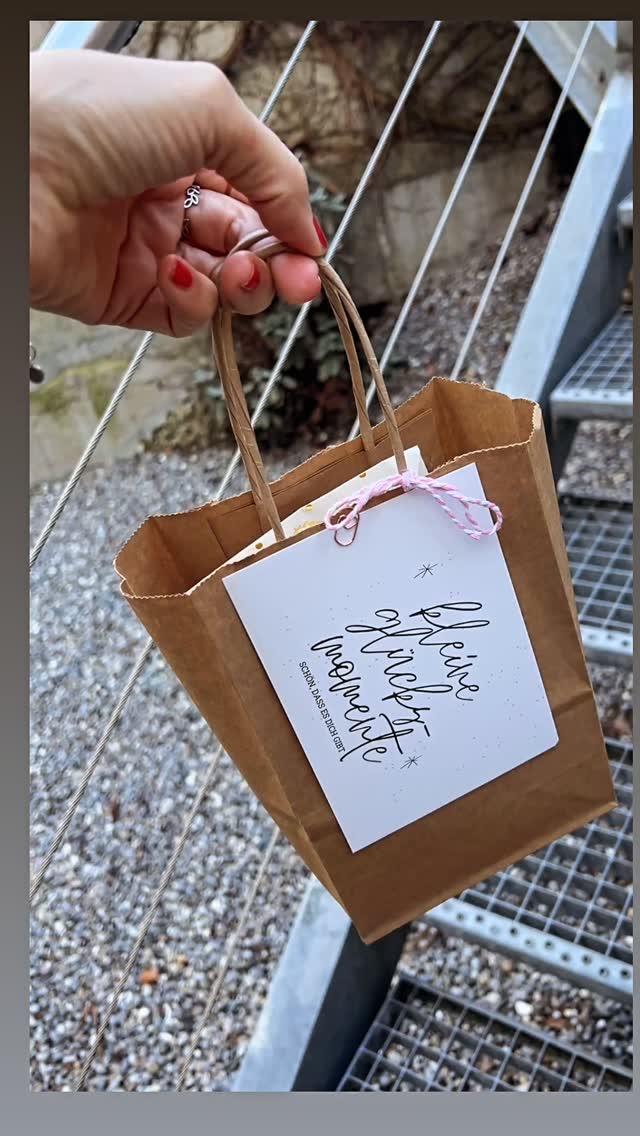 Es sind nicht nur Schmuckstücke, die ich kreiere.
Es sind kleine Momente,
die ihren Weg zu dir finden.
Und manchmal… bringe ich sie persönlich vorbei.
Ein Lächeln an der Tür.
Ein kurzer Austausch.
Vielleicht ein Kaffee – und ein Moment, der bleibt.
Genau das ist Vivescam für mich.
Zeit. Nähe. Verbindung.
Nicht nur etwas Schönes erschaffen –
sondern es auch mit Herz übergeben.
#handmadejewelry
#smallbusinesslove
#supportsmallbusiness
#schmuckliebe
#vivescam