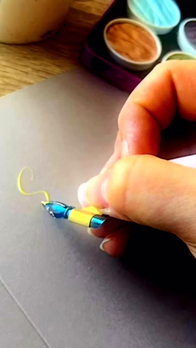 The sun came out… so did the colour ☀️
Soft spring tones popping on grey card – the perfect contrast for your next piece?! #calligraphyart #cards #springtime