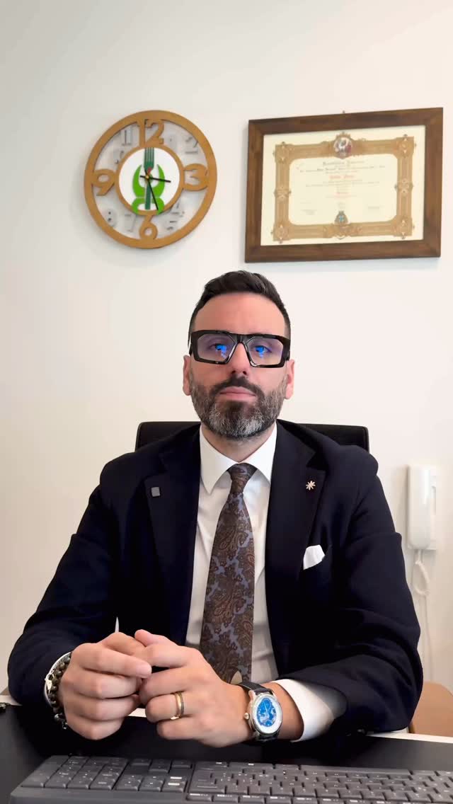 Sai quanto sale consumi davvero ogni giorno? 🧂
L’Organizzazione Mondiale della Sanità raccomanda di non superare 5 g di sale al giorno… eppure spesso ne assumiamo molto di più, quasi senza accorgercene.
Il motivo? Gran parte del sale che consumiamo non viene dalla saliera, ma dai cibi processati: snack, prodotti confezionati, piatti pronti e alimenti industriali.
Nel tempo, un consumo eccessivo di sale può aumentare il rischio cardiovascolare, incidendo sulla salute del cuore e della pressione arteriosa.
La buona notizia è che ridurlo è possibile:�✨ scegli alimenti freschi�✨ limita i prodotti confezionati�✨ abitua il palato a sapori più naturali
Piccoli cambiamenti ogni giorno possono fare una grande differenza per la tua salute. 💚
#solitonutrizione #centronutrizionalesolito #sale #puglia