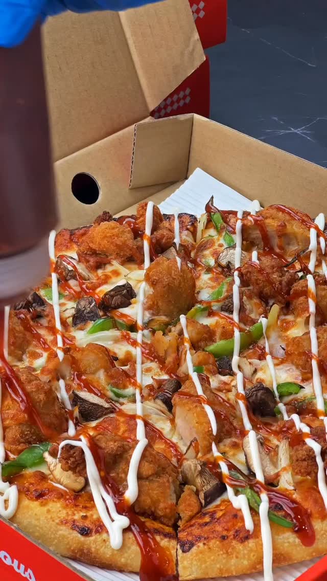 Fill up those bellies with K-SWICY Chicken Pizza 🍕🔥Sweet, spicy, daebak — phone can charge later 🙃
#KSWICY #SweetMeetsSpicy #GOPIZZA #GOPIZZASG