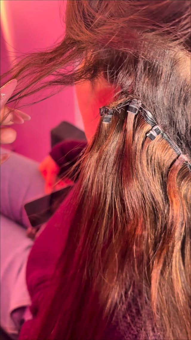 Le extension ai capelli non dovrebbero mai spezzare i capelli ✨
Questa cliente è arrivata da me dopo aver fatto delle extension capelli a Milano con una tecnica apparentemente uguale alla mia, ma applicata in modo scorretto.
Il risultato? Capelli spezzati dalla radice e struttura compromessa 💔
Il problema non è la tecnica, ma come vengono applicate le extension capelli.
Per questo è fondamentale scegliere con attenzione a chi affidarsi e dove acquistare extension capelli veri di qualità 🤍
Lavoro solo con extension capelli 100% naturali selezionati e applico nel rispetto totale del capello naturale.
La riapplicazione con aggiunta di 50g (55cm) costa : 210€ ✨
Se stai pensando alle extension capelli e sei di Milano o nei dintorni, scrivimi subito 🩷