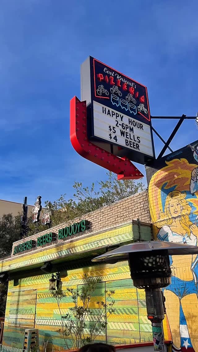 Evel Pie in Downtown Las Vegas and this place is still such a good time. Walked through the restaurant, took in all the Evel Knievel vibes, and then got to the part that really matters, the pizza. Big slices, bold flavors, cold drinks, and that perfect late night Vegas energy. Would you stop at Evel Pie for a slice?
Grab my FREE Las Vegas Mini Guide at https://stan.store/mikeyinthemixvegas 💫
#EvelPie #DowntownLasVegas #LasVegasFood #FremontStreet #MikeyInTheMixVegas