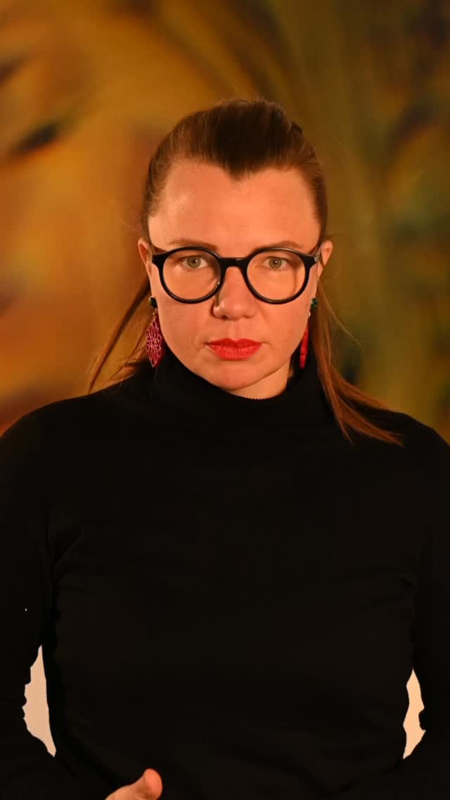 Empathie.
Meine größte Superkraft.
Und manchmal auch meine größte Schwäche.
Ich fühle. Viel. Schnell.
Manchmal zu schnell.
Ich sehe nicht nur mit den Augen –
ich sehe mit dem Herzen.
Ich spüre, was nicht gesagt wird.
Ich erkenne, was verborgen bleibt.
Ich nehme mein Gegenüber in einer Tiefe wahr,
die Worte oft nicht erreichen.
Und genau das… ist meine Kunst.
Dieses Gesehene, Gefühlte,
verwandle ich in Bilder.
Bilder, die dich zeigen –
wie du dich vielleicht selbst noch nie gesehen hast.
Nicht geschönt. Nicht verzerrt.
Sondern wahr.
Empathie ist für mich kein Konzept.
Es ist mein Zugang.
Mein Werkzeug.
Mein Geschenk.
Und manchmal… auch mein Schmerz.
Denn wer tief fühlt,
kennt auch die Schatten.
Aber genau darin liegt die Kraft.
Denn in der Tiefe beginnt Wahrheit.
Und wahre Bilder entstehen dort,
wo Masken fallen.
Das ist mein Raum.
Das ist mein Blick.
Und vielleicht –
ist es auch deiner.