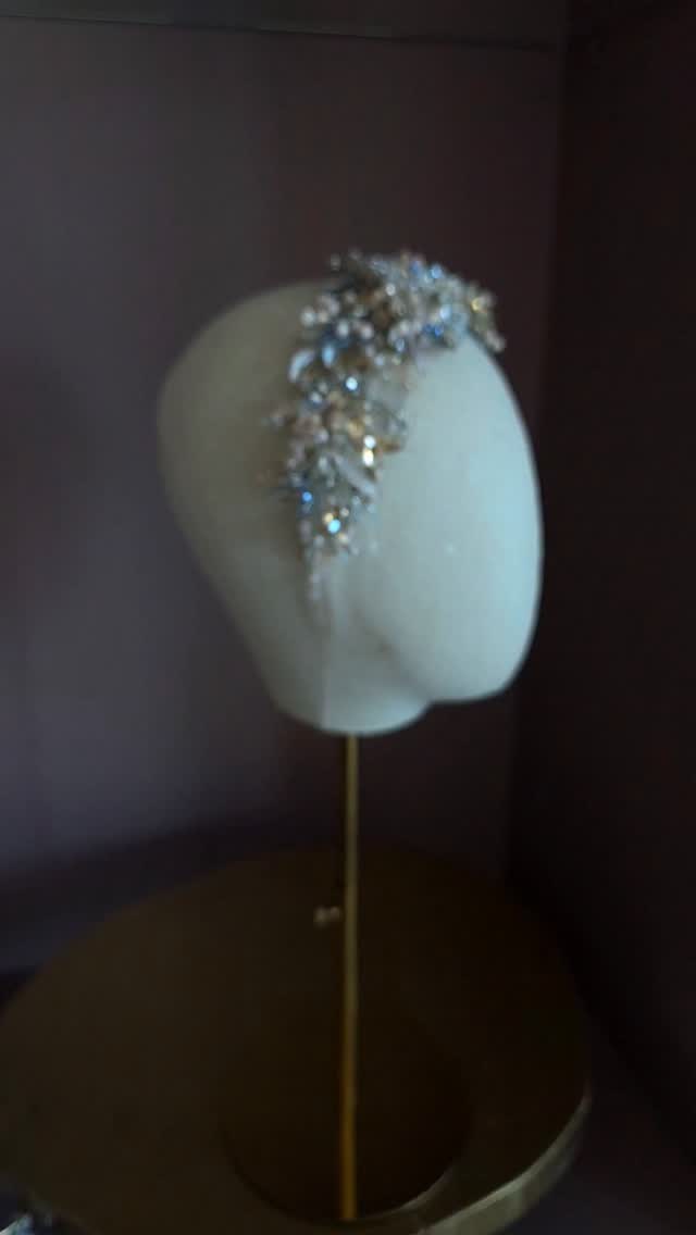 Personalizado listo para una XV muy especial. Gracias por elegirnos ✨️
#sweetxv #quinceañera #tocados #tiara #weddinghairpiece