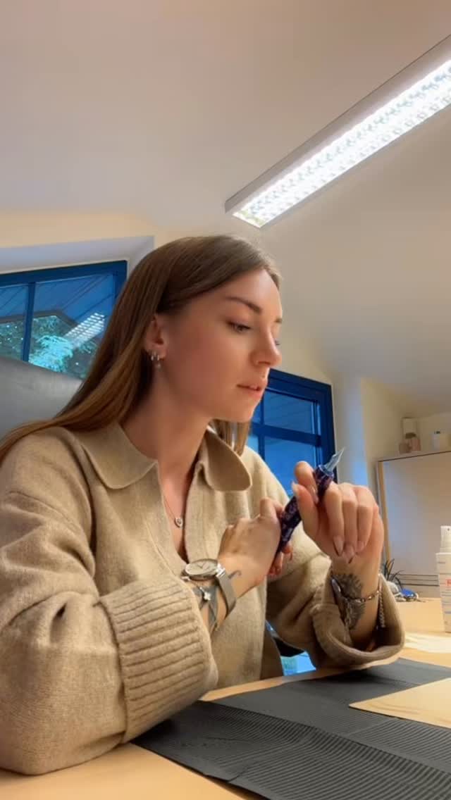 Hi, ich bin Teresa 🤍
PMU Artistin aus Saalfelden – und jemand, der bei Beauty einfach ein bisschen zu genau hinschaut 😅✨
Für mich geht’s nicht nur ums Pigmentieren, sondern ums Gesamtbild: Haut, Pflege, Wohlbefinden. Ich arbeite nur mit Dingen, hinter denen ich wirklich stehen kann – Qualität ist für mich einfach non negotiable. 🫶
Alles, was ich mache oder weitergebe, würde ich auch selbst benutzen. Ohne Kompromisse. 🤍
#pmusaalfelden #pmuartist #permanentmakeup #beautyaustria #skincarelove