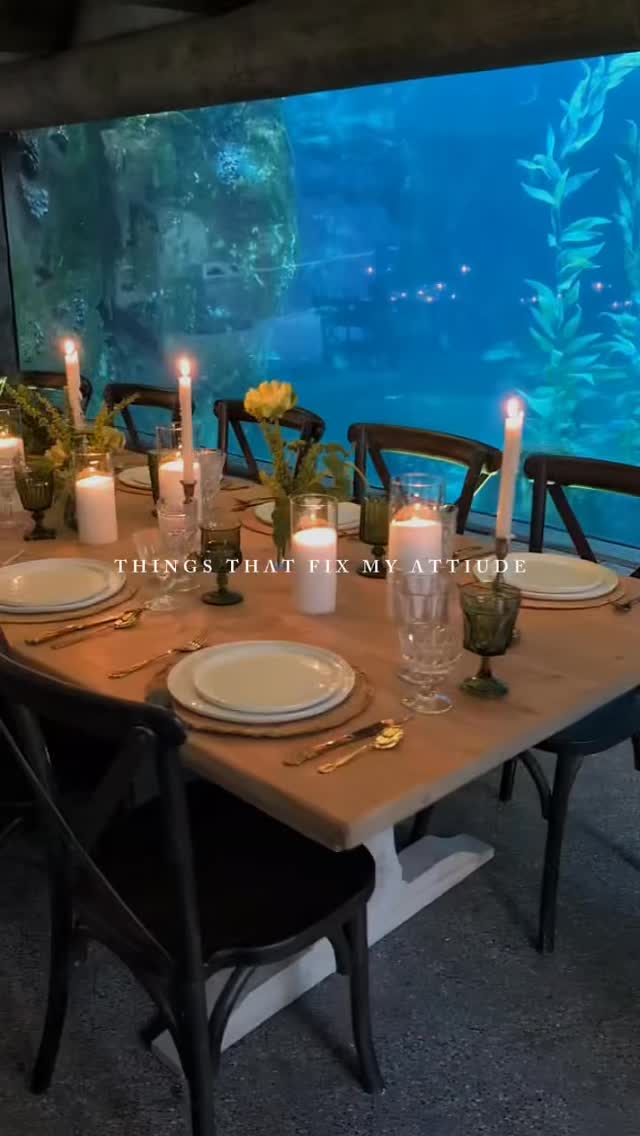 Vibes are vibing👌🏻
✨PEEP our Acre tables, Demi x-back chairs, Connick bar in green, Acre cocktail tables, Ketchum sofa, Malloy chairs and SRPfloral.