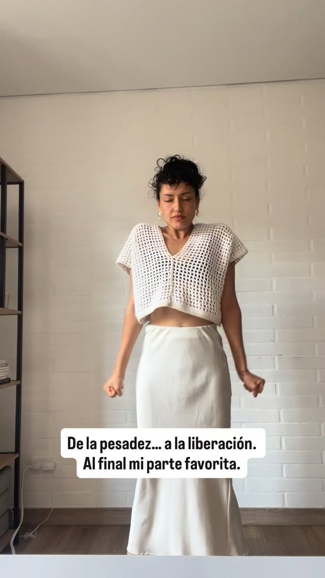 No aprendimos a expresarnos.
Tampoco aprendimos lo que era un contenedor seguro para dejar salir lo que nos pesa, y quema por dentro.
Por eso, en muchas ocasiones, lo único que supimos hacer fue guardar. Callar el fuego y reprimir las aguas, dejando que ese silencio nos destruyera por dentro. Otras, quizás, aprendieron a explotar de forma desbordada, arrasando con todo a su alrededor porque ya no cabía ni una gota más de rabia.
Ayer, en mis sesiones, una de mis clientas llegó sintiéndose pesada, con una energía densa, con rabia. Sentía que “no hacía suficiente” y que las expectativas de otros la estaban consumiendo. Decidimos darle lugar a ese fuego.
Lo que ves en este pequeño fragmento es un acto de valentía absoluta. Estamos aprendiendo a reconocer un contenedor seguro para darle lugar y nombre a lo que por años ha estado “congelado”. Al principio cuesta, nos sentimos inseguras y el cuerpo está contraído, pero cuando por fin te sientes a salvo, lo que antes parecía peligroso y doloroso se convierte en un descanso profundo.
Mira cómo, después de la tensión y la vibración, aparece ese suspiro que lo dice todo. Ahí es donde nacen las sonrisas y el alivio de poder ser, por fin, sin miedo.
¿Hay algo que hoy tu cuerpo ya no quiere seguir callando? 🕯️✨