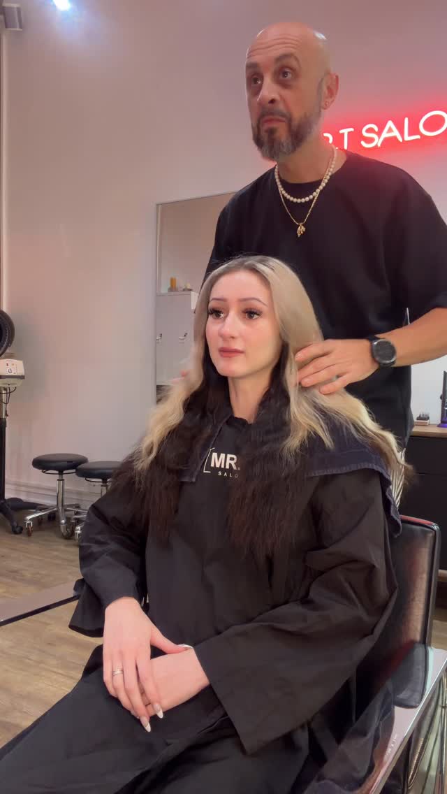 Soft champagne blonde meets rich brunette depth ✨
A seamless blend designed for contrast, movement, and pure elegance.
#dimensionalcolor #blondeandbrunette #modernhaircolor #haircontrast #livedinhair