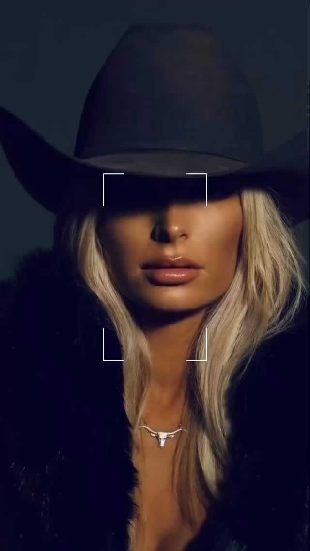 Cowgirl Chic Outfit Ideas 🤠✨ Rodeo season is here and western fashion is having a major moment again. Think modern cowgirl: vintage belts, tailored denim, statement boots, and elevated accessories. If you want cowgirl chic outfit inspiration that feels fashion—not costume—save this for your next rodeo or Round Top trip. #cowgirlchic #westernfashion #rodeostyle #roundtopfashion #cowgirlfashion