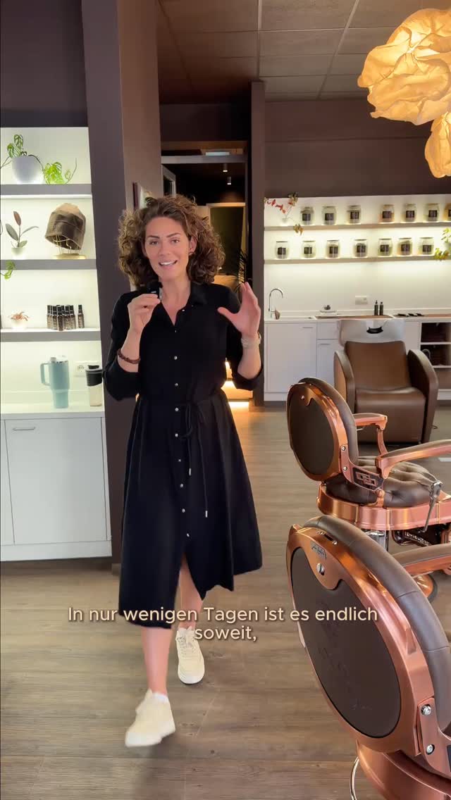 Der Locken Elite Shop eröffnet am 28.03.2026. 🥳 🍾
In unserem Shop könnt ihr nicht nur alle Produkte persönlich abholen, sondern euch auch eine individuelle Farbberatung von unseren Lockenspezialisten sichern. 🤩
Eure Pflanzen-Haarveredelung mischen wir auf Wunsch direkt im Shop für euch an – so könnt ihr sie sofort mit nach Hause nehmen. 🛍️
Kommt gerne vorbei und holt euch eure Lieblingsprodukte direkt vor Ort ab. 🌱 🤎
Die ersten 50 Kund*innen und Kunden erhalten zusätzlich ein Goodiebag von uns und gleichzeitig startet auch die große Veredelungswoche, wo wir euch unsere Pflanzen-Haarveredelung zu eurer Bestellung schenken. 🥰
Wir haben von 11 bis 14 Uhr geöffnet. Ihr findet uns am Kinzerplatz 24, 1210 Wien.
Wir freuen uns auf euch! 🥳
#lockenelite #shoperöffnung #lockenspezialist #wien #shop #locken #curls