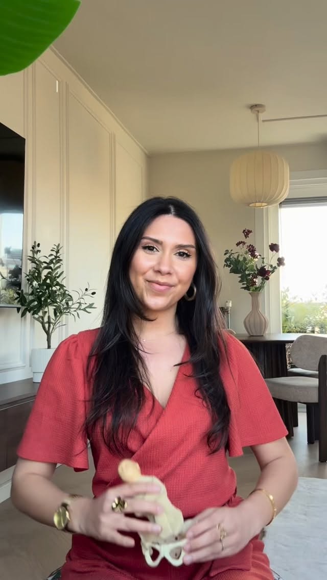 ✨ Spinning Babies ✨
3 oefeningen die je thuis kunt doen om je baby te helpen draaien van stuit naar hoofdligging.
1. Forward leaning inversion
Leun voorover vanaf de bank en laat je hoofd en armen naar beneden hangen.
⏱️ 30–45 seconden per keer, 1–2x per dag.
2. Breech tilt
Ga op je rug liggen met je heupen omhoog. Je kunt extra ondersteuning onder je heupen leggen zodat het comfortabel blijft.
⏱️ 10–15 minuten, 1–2x per dag
3. Side-lying release
Ga op je zij liggen aan de rand van de bank of het bed en laat één been ontspannen naar beneden hangen. Zorg dat er iemand bij je is die je ondersteunt zodat je niet omvalt.
⏱️ Houd dit 2–3 minuten per kant aan.
#spinningbabies #breech #verloskunde