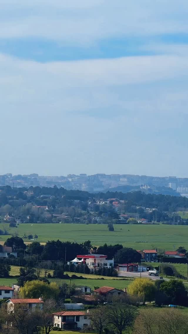 La bodega Bahía de Santander ya tiene disponibles todos sus vinos a la venta online.
Descubre nuestras tres gamas de frisante —Puntal de Somo, Cucabrera y Quebrantas—, junto a nuestras dos variedades de uva blanca plantadas en nuestra finca: Godello y Riesling, además de nuestro vino tinto, pensado para quienes buscan carácter y autenticidad en cada copa.
Ahora puedes disfrutar de todos ellos desde casa, con la comodidad de recibirlos directamente.
Accede al siguiente enlace y realiza tu compra online fácilmente:
https://mercadodelnorte.es/51-vino