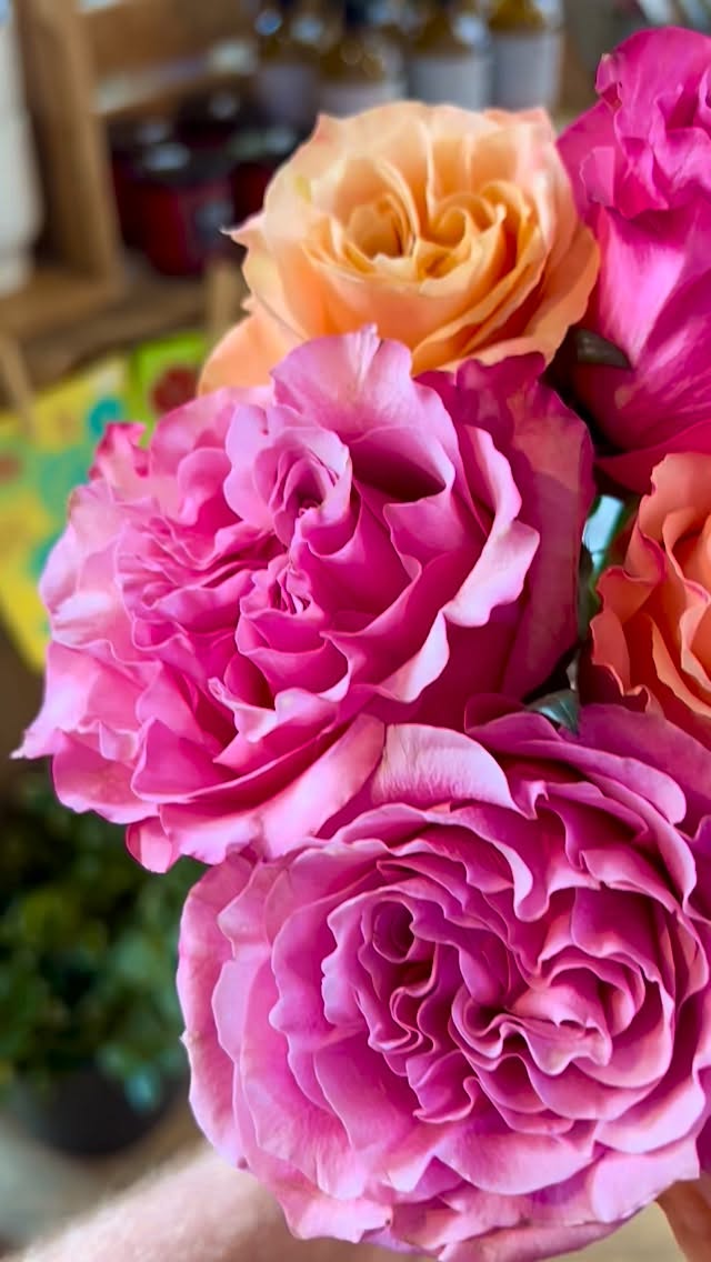 Filling up the dining area with blooms for our friends @wolfsridgebrewing. Love being a part of this vibrant downtown community.
FLOWERS IN THE CITY!
www.leffloral.com
243 N 5th St
Columbus, OH 43215
614-254-6280