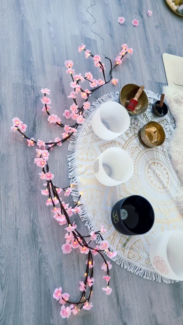 Klangbad zum Frühlingsbeginn 🌸🌱 unser Thema war --> komm in deine Kraft 💪 und das feeling meinerseits wie auch das feedback der TeilnehmerInnen war grandios - man konnte tatsächlich spüren, wie Kraft und Stärke aufgebaut wurden. Einige haben Hitzewellen gespürt, andere Vibrationen am Kopf und im Körper 🙌 ! Frequenzen können - richtig und gezielt eingesetzt! - so vieles bewirken 🫡 Jede Zelle deines Körpers wird von den Frequenzen und Klangwellen erfasst und kann sich neu ausrichten ❣️