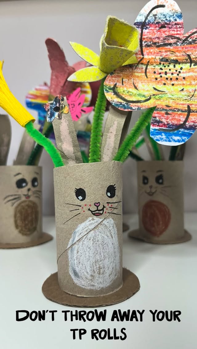 🇬🇧 A simple toilet paper roll… turned into a cutest bunny vase. 🐰 🌸
A fun and easy craft for kids, perfect for Easter or spring.
Little hands will love making their own paper flowers and bringing this bunny to life.
It’s a kid-friendly DIY perfect for a Easter decoration.
👉Save this idea for later and share it with someone who loves creative activities for children
—
🇫🇷 Un simple rouleau de papier toilette … se transforme en un adorable vase lapin. 🐰 🌸
Une activité créative facile et rapide à faire avec le enfants, l’activité parfaite pour Pâques ou le printemps.
Les petites mains vont adorer créer leurs promotes fleurs en papier.
C’est une activité idéale même pour les plus petits et parfaite pour donner une touche printanière avant Pâques dans la maison.
👉Enregistre pour plus tard et partage cette vidéo avec quelqu’un qui aime les activités créatives simple pour les enfants
—
Easter Bunny craft for kids | toilet paper roll craft | spring craft | DIY kids activity | loisir créatif pour Pâques | activités créatives enfants | Påsk | Påskpynt | Påsk pyssel
#inspireuswithyourplay #eastercrafts #panduromyway @panduroofficial #savecraftplay #påskpyssel