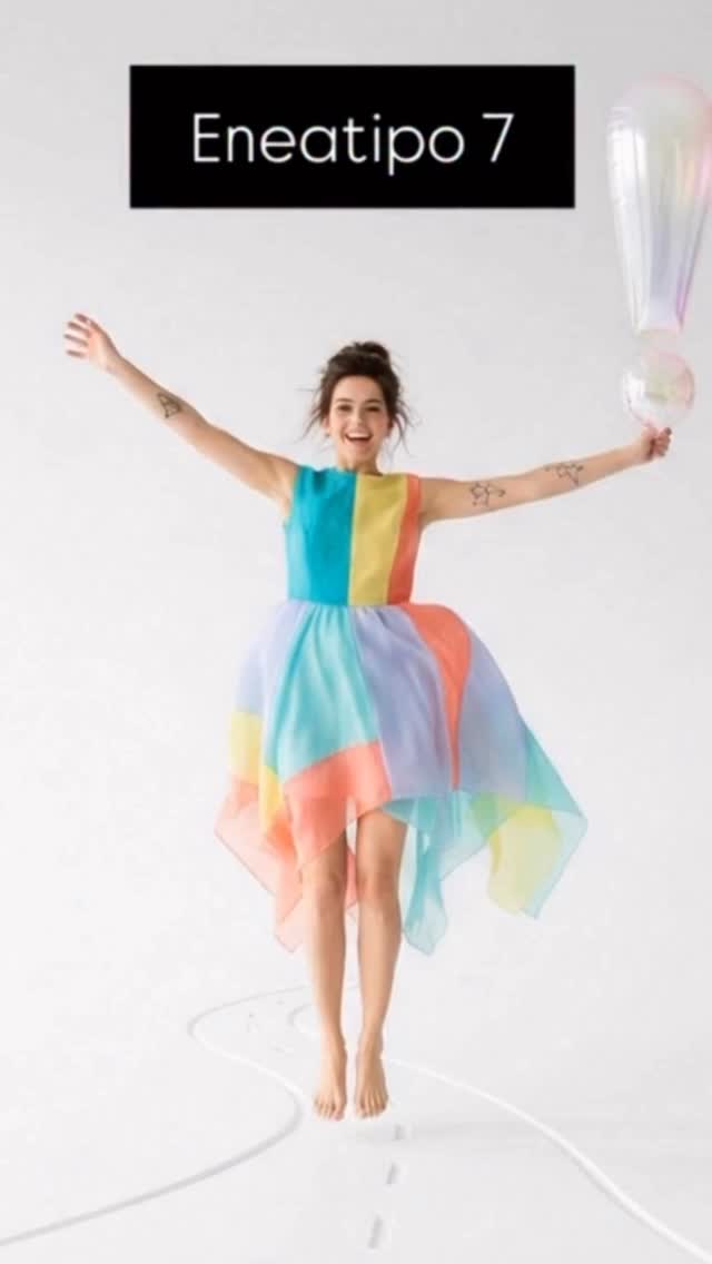 ¿Sientes que la vida es un banquete y no te quieres perder ni un plato? Así es la energía del 7:
• 🌟 Su mayor Don: El optimismo contagioso. Tienen la capacidad de ver oportunidades donde otros ven problemas.
• 🚀 Su motor: El deseo de estar felices, activos y probar cosas nuevas. ¡El aburrimiento es su mayor enemigo!
• 🌪️ El desafío: La gula (no de comida, sino de experiencias). A veces llenan su agenda para no sentir el vacío o el dolor interno.
• 💡 En equilibrio (Centramiento): Cuando un 7 conecta con la sobriedad del 5, se vuelve profundo, enfocado y capaz de terminar lo que empieza.
Si quieres saber más sobre Eneagrama visita la sección de libros editados en la BIO, ya disponibles en Amazon Store.
#eneagrama #eneatipo7