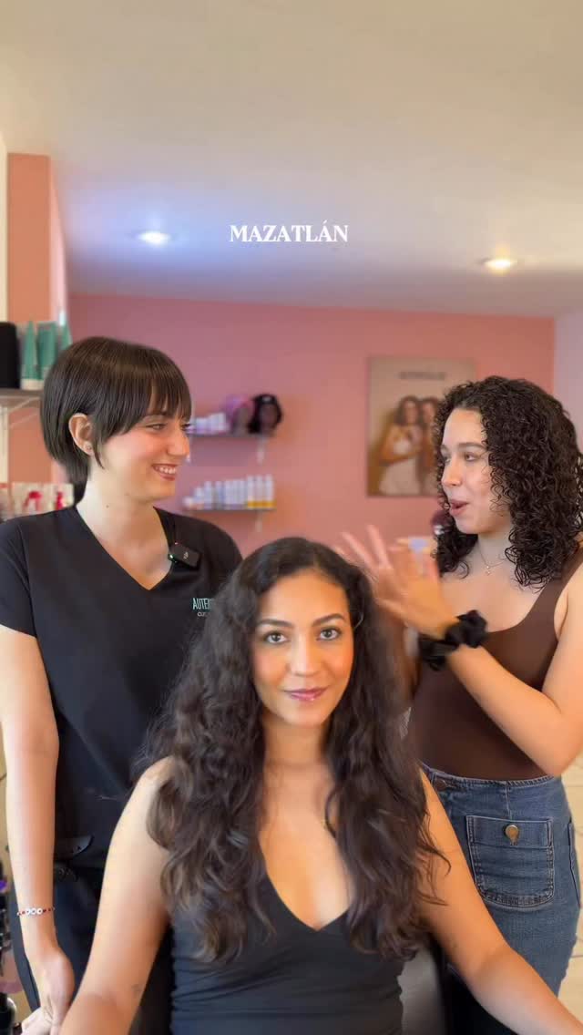 Que tengas partes lacias en tu melena rizada es súper normal y el corte de rizos te ayuda muchísimo a disimularlo #curlyhair #wavy #salonderizos #mazatlan #metodocurly