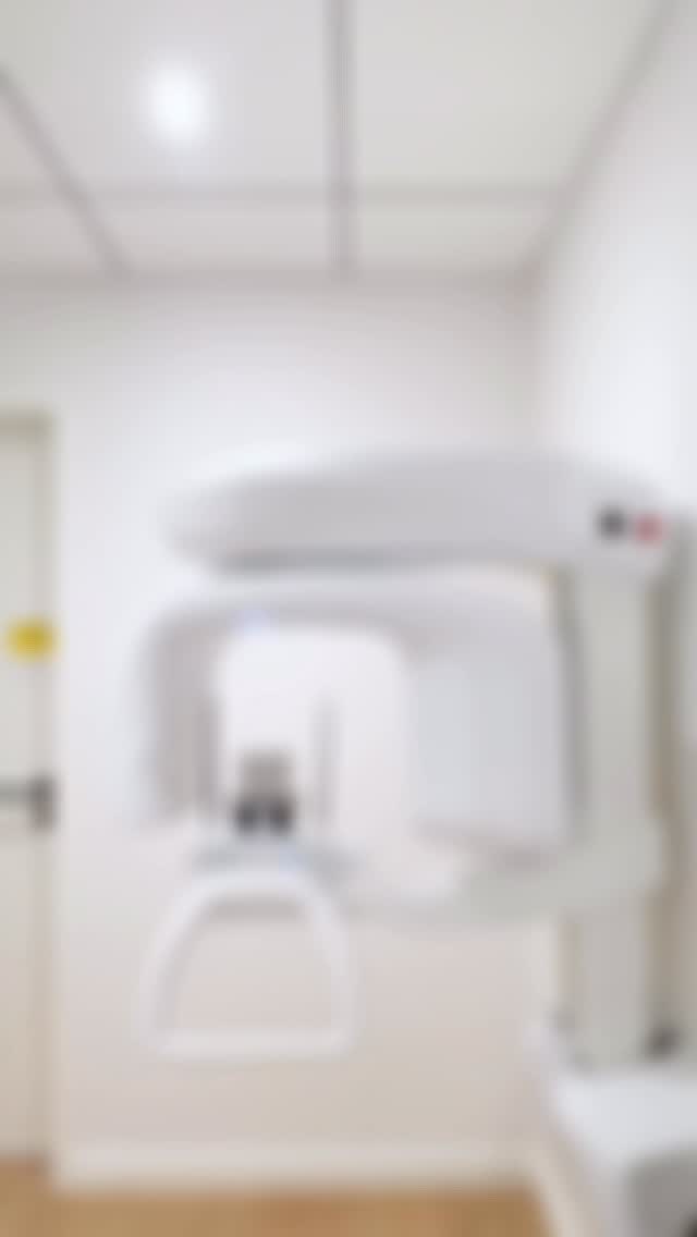 On vous emmène découvrir notre machine de radiographie panoramique 🦷✨
En quelques secondes, elle permet d’obtenir une vue complète de votre dentition : dents, mâchoires… tout y passe ! C’est un examen rapide, indolore et super utile pour repérer facilement les petits soucis (caries, infections, dents de sagesse etc…) afin de vous proposer les soins les plus adaptés.
Une question ? Besoin d’aide ? Contactez nous !
📍 Luxembourg | 📞 +352 26 74 57 80
#roddeassocies #CabinetDentaire #SantéDentaire #SchifflangeLuxembourg #dentisteluxembourg