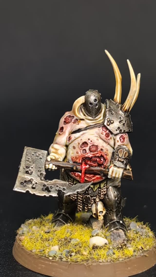 The gross fellas of nurgle have always been a fun way to play around with skin tones and get a little more experimental than usual. This guy was the first sickly model I painted, and I wanted his skin to be more pale and ill than the usual green. I pretty much used multiple layers of washes and wet blending before I decided it was enough. And then the real treat of painting these guys comes in, with all the gore. Rather than puss, I wanted blood like a fresh wound, and so blended the sore areas into the skin. And you know what? This guy is still standing and not complaining. That's a real stoic treat in this modern world. Well done you disgusting freak